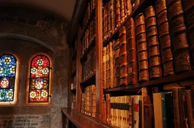 Bibliothèque dans la maison de vacances