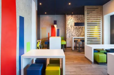Coin salon dans l'établissement Ibis Budget Mulhouse Centre Gare