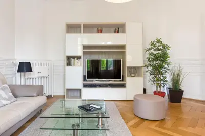 Télévision ou salle de divertissement dans l'établissement Luxueux Appartement Haussmannien Centre Ville
