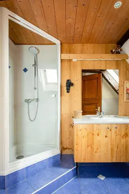Salle de bains dans l'établissement Schriner Hüss - Locations de vacances avec piscine et parking privé