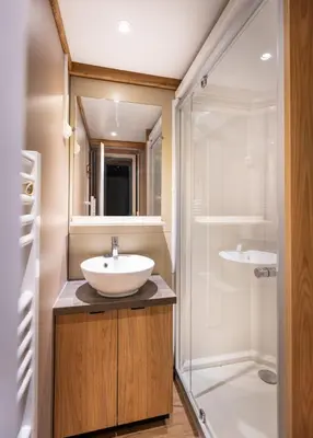 Salle de bains dans l'établissement Huttopia de Wattwiller