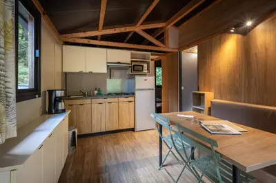 Cuisine ou kitchenette dans l'établissement Huttopia de Wattwiller