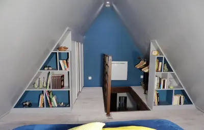 Bibliothèque dans l'appartement