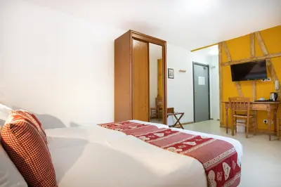 Télévision ou salle de divertissement dans l'établissement Hotel Relais d'ISSENHEIM Table d'hôtes