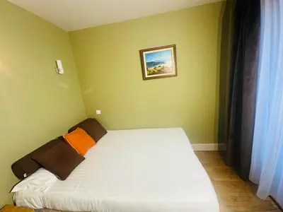 Un ou plusieurs lits dans un hébergement de l'établissement Hôtel- Restaurant Merveilles88