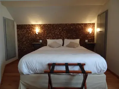 Un ou plusieurs lits dans un hébergement de l'établissement Hôtel- Restaurant Merveilles88