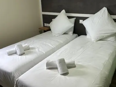 Un ou plusieurs lits dans un hébergement de l'établissement Contact Hôtel Arc-En-Ciel - Réouverture - Rénové