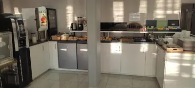 Cuisine ou kitchenette dans l'établissement Contact Hôtel Arc-En-Ciel - Réouverture - Rénové
