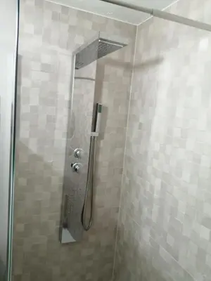 Salle de bains dans l'établissement Contact Hôtel Arc-En-Ciel - Réouverture - Rénové
