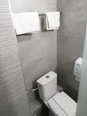 Salle de bains dans l'établissement Contact Hôtel Arc-En-Ciel - Réouverture - Rénové