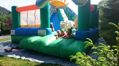 Aire de jeux pour enfants de l'établissement Camping du Ô des bluches