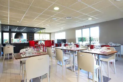 Restaurant ou autre lieu de restauration dans l'établissement Campanile Montbéliard - Sochaux