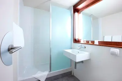 Salle de bains dans l'établissement Campanile Montbéliard - Sochaux