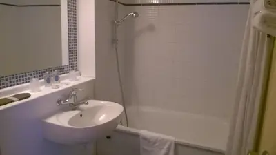Salle de bains dans l'établissement Kyriad Mulhouse Est - Lutterbach