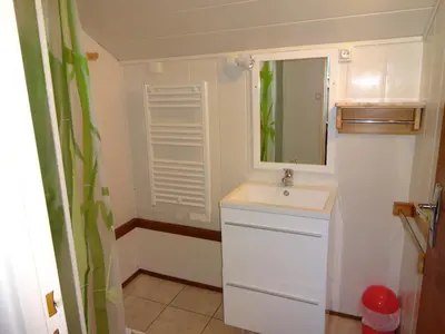 Salle de bains dans l'établissement Gîtes La Coquille