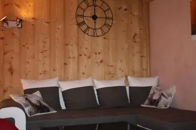 Coin salon dans l'établissement Gîte du Poirier