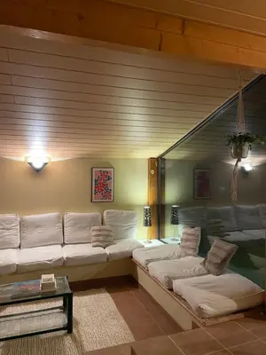 Coin salon dans l'établissement Les Hauts du Lac