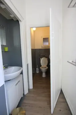 Salle de bains dans l'établissement Le Jules