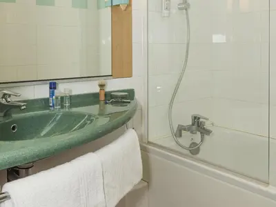 Salle de bains dans l'établissement ibis La Bresse Gérardmer