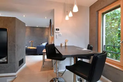 Coin salon dans l'établissement Gîte Contemporain L'hirondelle