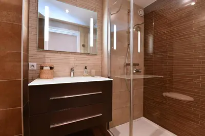 Salle de bains dans l'établissement Gîte Contemporain L'hirondelle
