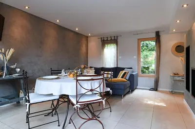 Coin salon dans l'établissement Gîte Contemporain L'hirondelle