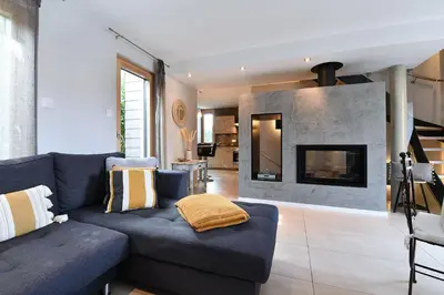 Coin salon dans l'établissement Gîte Contemporain L'hirondelle