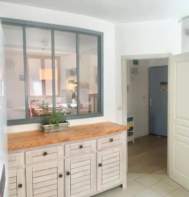 Cuisine ou kitchenette dans l'établissement Gîte Atelier de Hansi - Colmar Centre