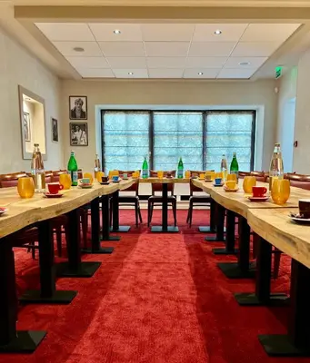 Espace de conférence ou salle de réunion dans l'établissement LOGIS HÔTEL, CHALETS et RESTAURANT LES CHATELMINÉS