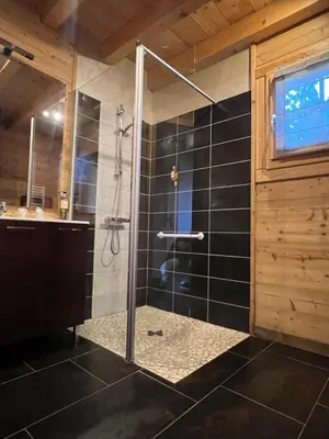 Salle de bains dans l'établissement LOGIS HÔTEL, CHALETS et RESTAURANT LES CHATELMINÉS