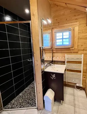 Salle de bains dans l'établissement LOGIS HÔTEL, CHALETS et RESTAURANT LES CHATELMINÉS