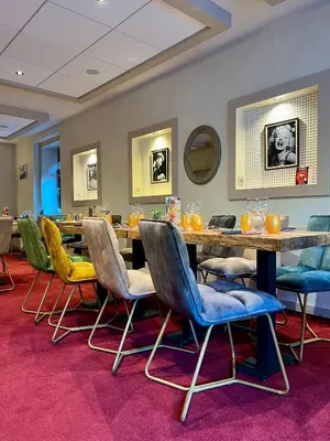 Coin salon dans l'établissement LOGIS HÔTEL, CHALETS et RESTAURANT LES CHATELMINÉS
