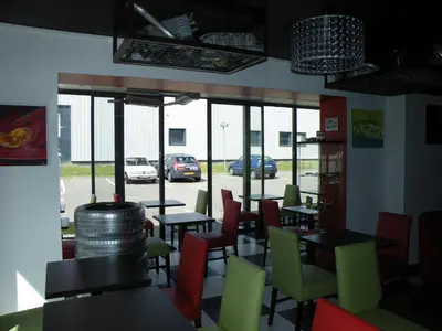 Restaurant ou autre lieu de restauration dans l'établissement Enzo Hotel Mulhouse Sud Morschwiller le Bas