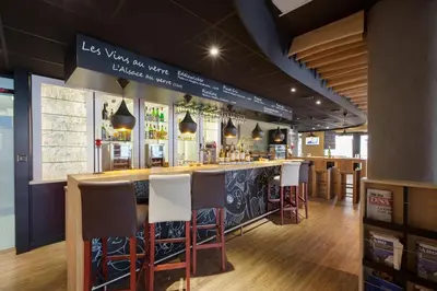 Salon ou bar de l'établissement Ibis Aéroport Bâle Mulhouse