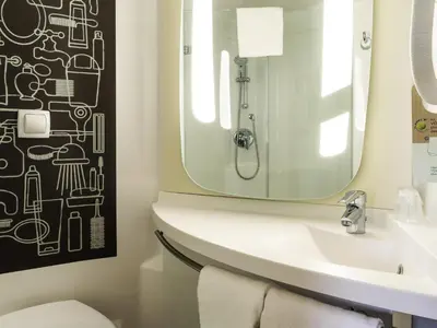Salle de bains dans l'établissement Ibis Aéroport Bâle Mulhouse