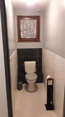 Salle de bains dans l'établissement La Maison Jaune