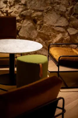Coin salon dans l'établissement Relais et Châteaux Le Chambard