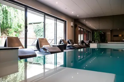 Piscine de l'établissement Relais et Châteaux Le Chambard ou située à proximité