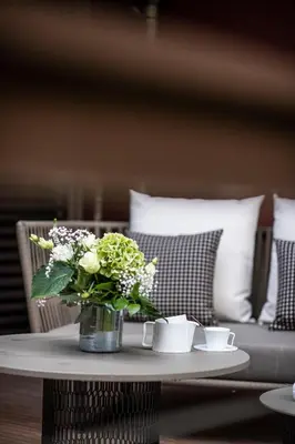 Coin salon dans l'établissement Relais et Châteaux Le Chambard
