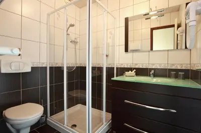 Salle de bains dans l'établissement Logis Hôtel Le Vétiné