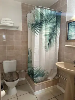 Salle de bains dans l'établissement Hotel Porte de France - Self Check In by Homenhancement
