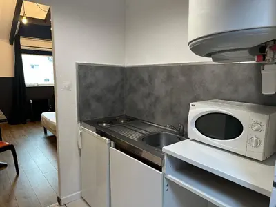 Cuisine ou kitchenette dans l'établissement Hotel Porte de France - Self Check In by Homenhancement