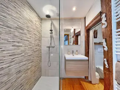 Salle de bains dans l'établissement Gîte Par ci, Par là