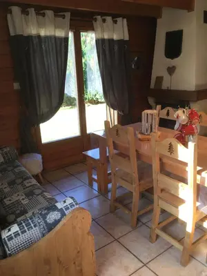 Coin salon dans l'établissement chalets de la Soyotte