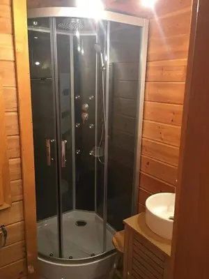 Salle de bains dans l'établissement chalets de la Soyotte