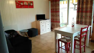 Télévision ou salle de divertissement dans l'établissement Le Reposion