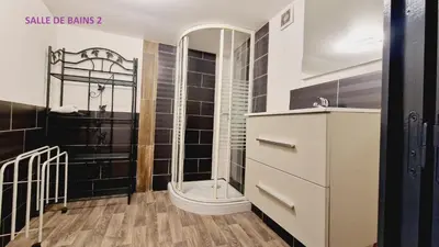 Salle de bains dans l'établissement Gitedaval La Revauche et spa