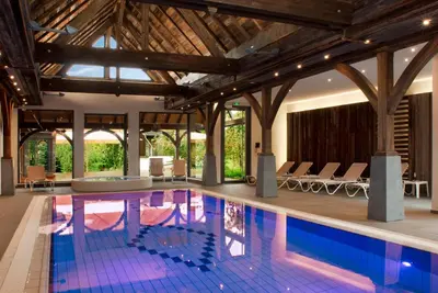 Piscine de l'établissement Logis Hotel Le Parc & Spa ou située à proximité