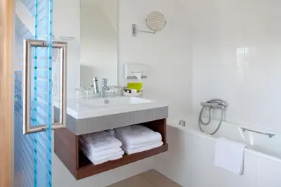 Salle de bains dans l'établissement Logis Hotel Le Parc & Spa