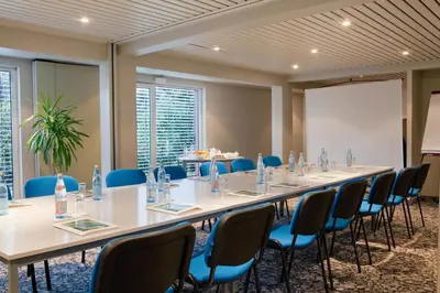Espace de conférence ou salle de réunion dans l'établissement Logis Hotel Le Parc & Spa